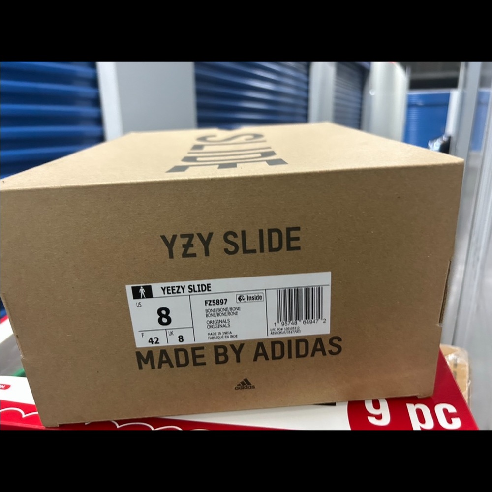 YEEZY SLIDES